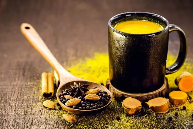 788185821-golden-milk-com-curcuma É preciso tomar cúrcuma em cápsula ou usar nos alimentos já é suficiente?